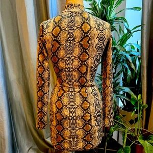 Embrace your 90s supermodel. Snake print Stretch body con midi dress